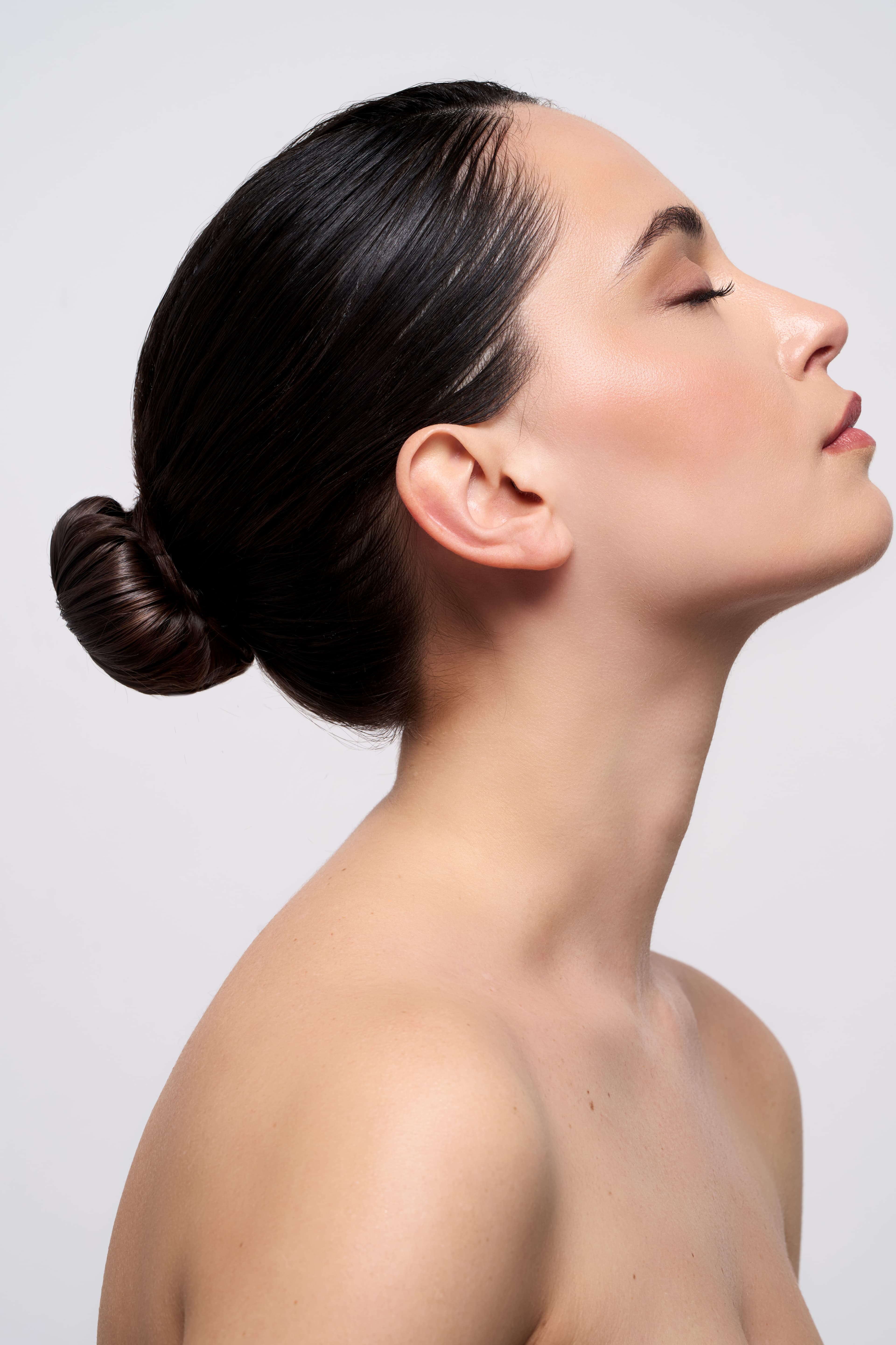 Portrait de profil : peau lumineuse et sourcils dessinés