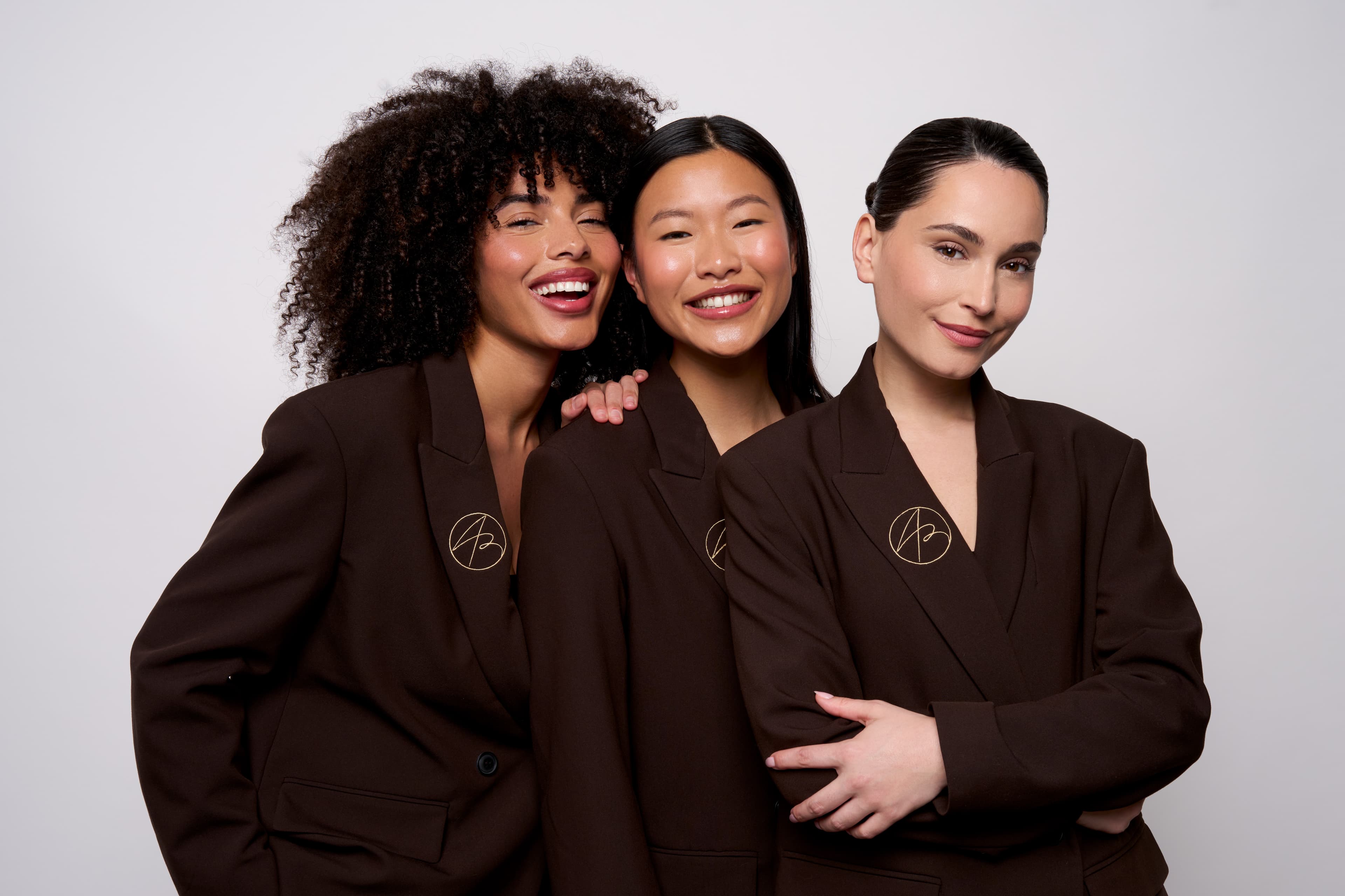 L’équipe professionnelle Awabrows en veste signature